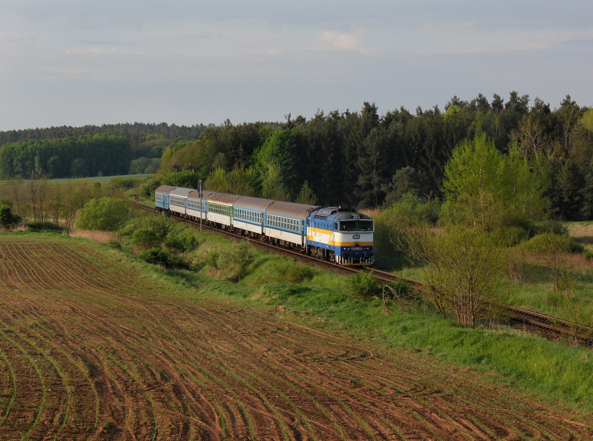 Die 754 057 mit einem Os nach Pilsen am 14.05.2015 unterwegs bei Nýřany.
