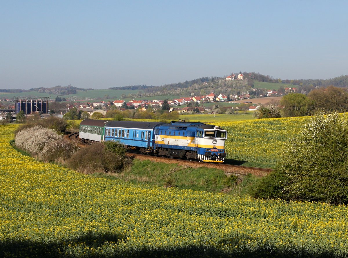 Die 754 057 mit einem R nach Příbram am 30.04.2016 unterwegs bei Čížová.