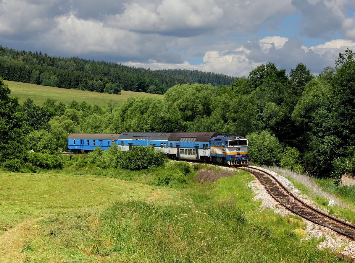 Die 754 057 mit einem Os nach České Budějovice am 18.06.2016 unterwegs bei Mezipotočí.