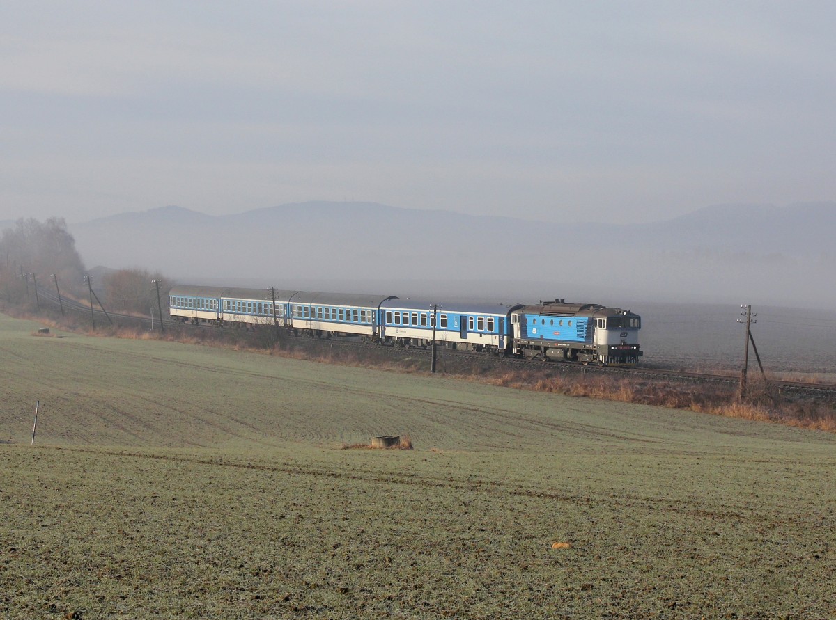 Die 754 058 mit einem R nach Prag am 03.01.2014 unterwegs bei Petrovice nad Úhlavou