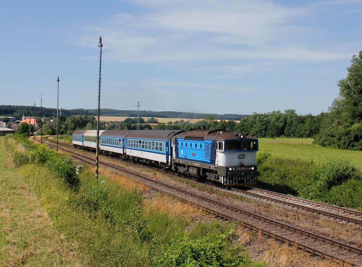 Die 754 058 mit einem Os nach Domažlice am 10.07.2015 unterwegs bei Milavče.
