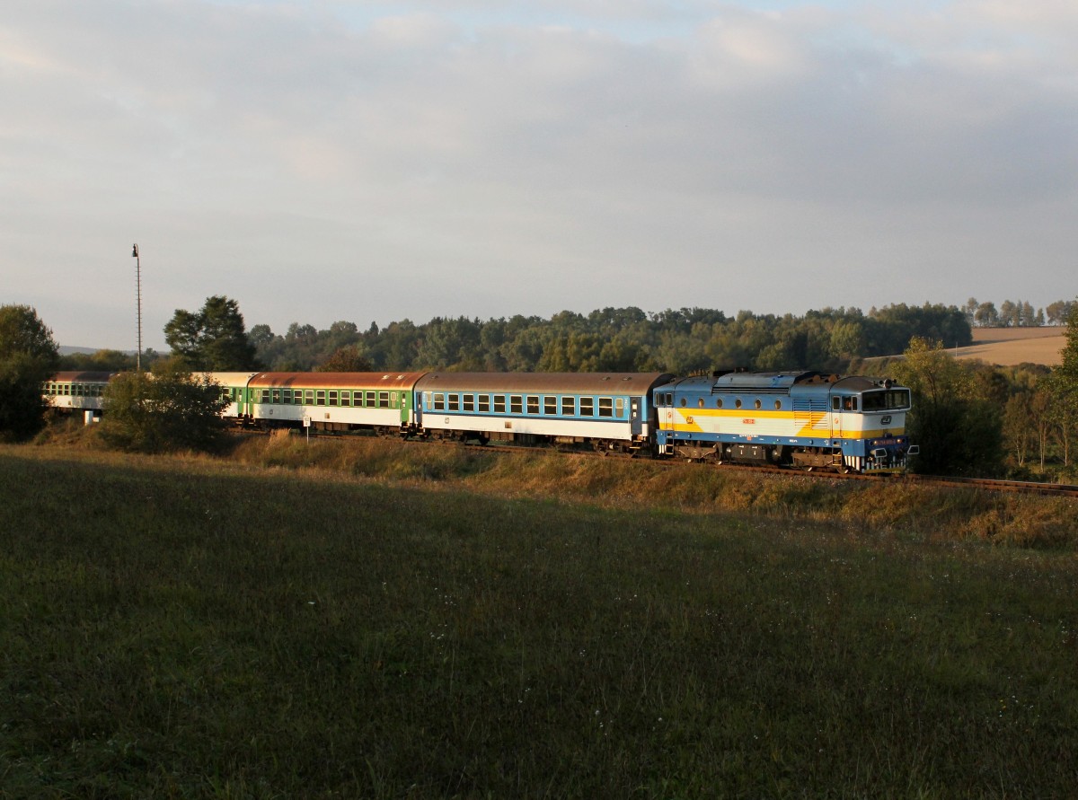 Die 754 059 mit einem Os nach Domalice am 07.10.2013 unterwegs bei Milavče.