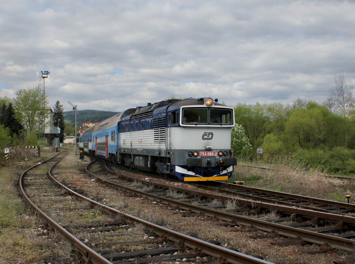 Die 754 060 mit einem Os nach České Budějovice am 04.05.2014 bei der Ausfahrt aus Kájov.