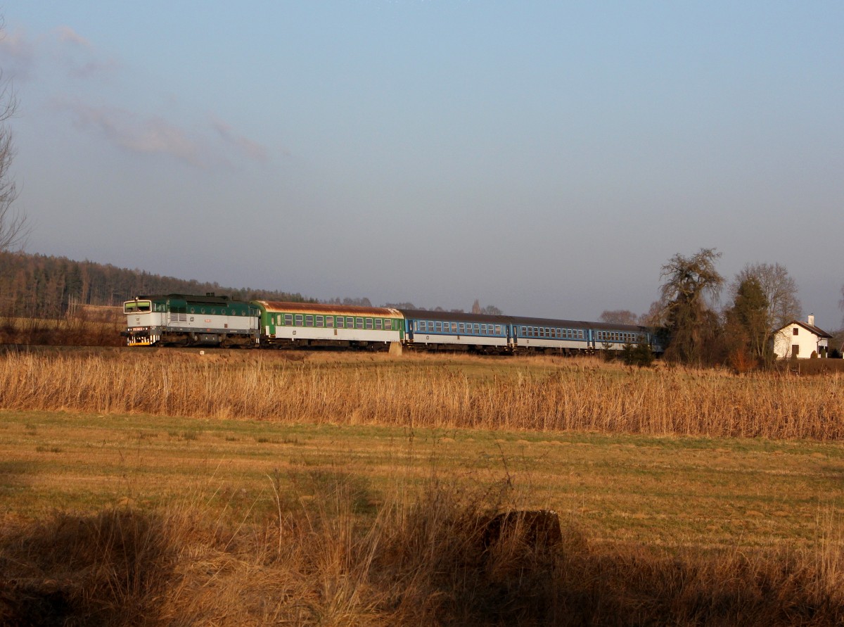Die 754 063 mit einem Os nach Domažlice am 06.02.2015 unterwegs bei Blížejov.