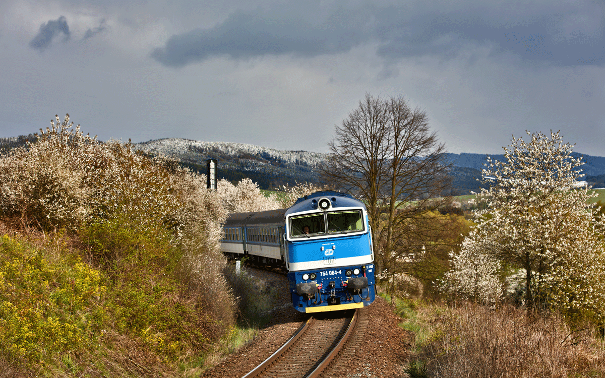 Die 754 064-4 taucht mit einem Os von Bayrisch Eisenstein nach Pilsen in Nyrsko bei schönstem Sonnenlicht auf dass am Tage des 19.4.2017 nicht im Ueberfluss vorhanden war.