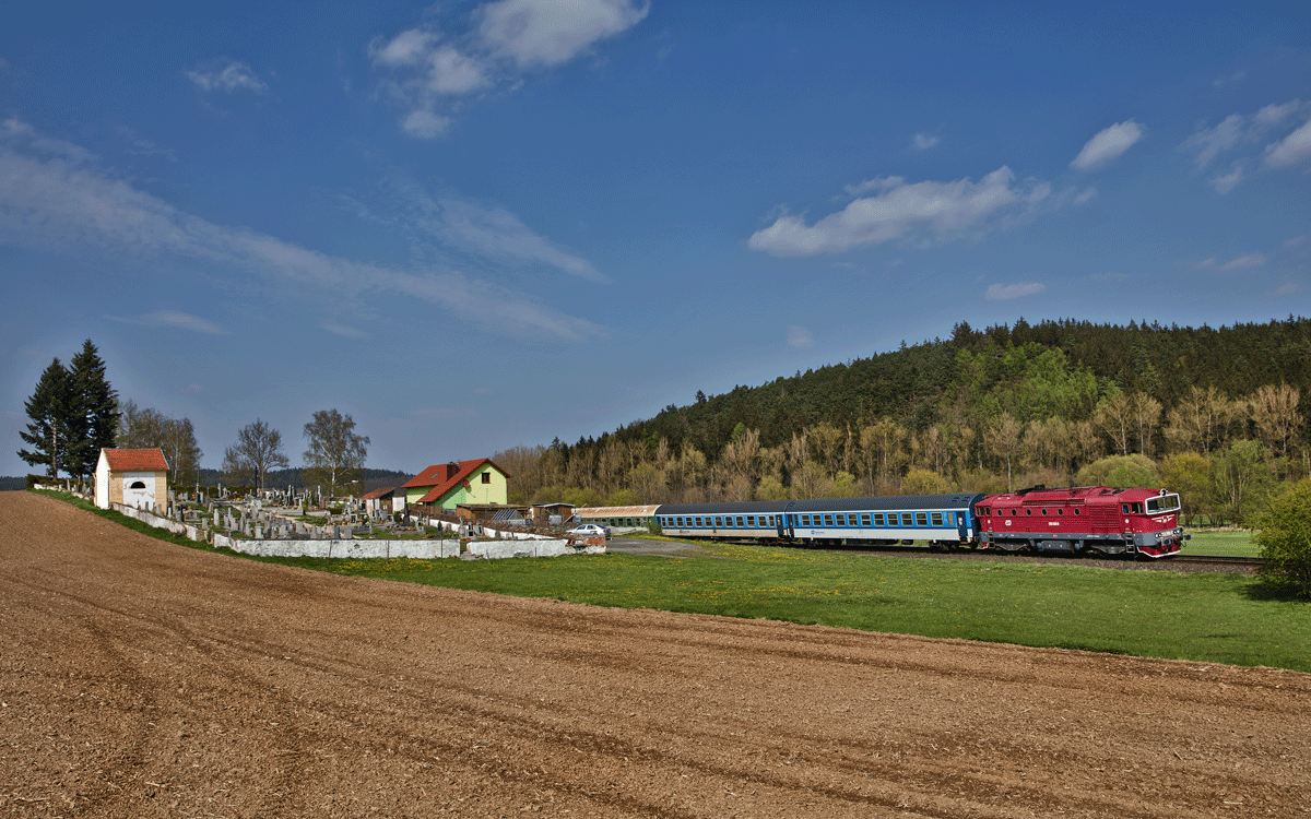 Die 754 066-9 dieselt in Bljzeov mit einem Os vorüber.Bild vom 21.4.2017