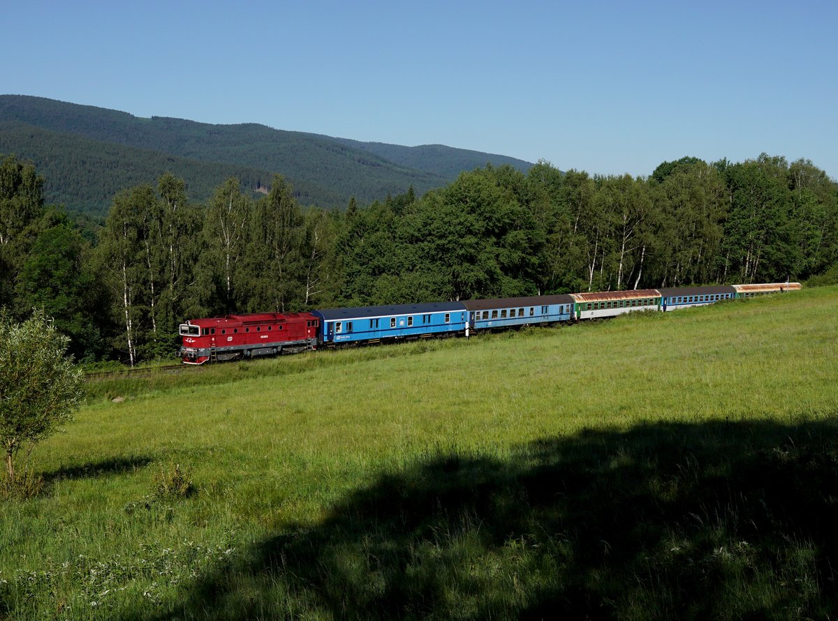 Die 754 066 mit einem Sp nach Bayerisch Eisenstein am 11.06.2017 unterwegs bei Zelená Lhota.