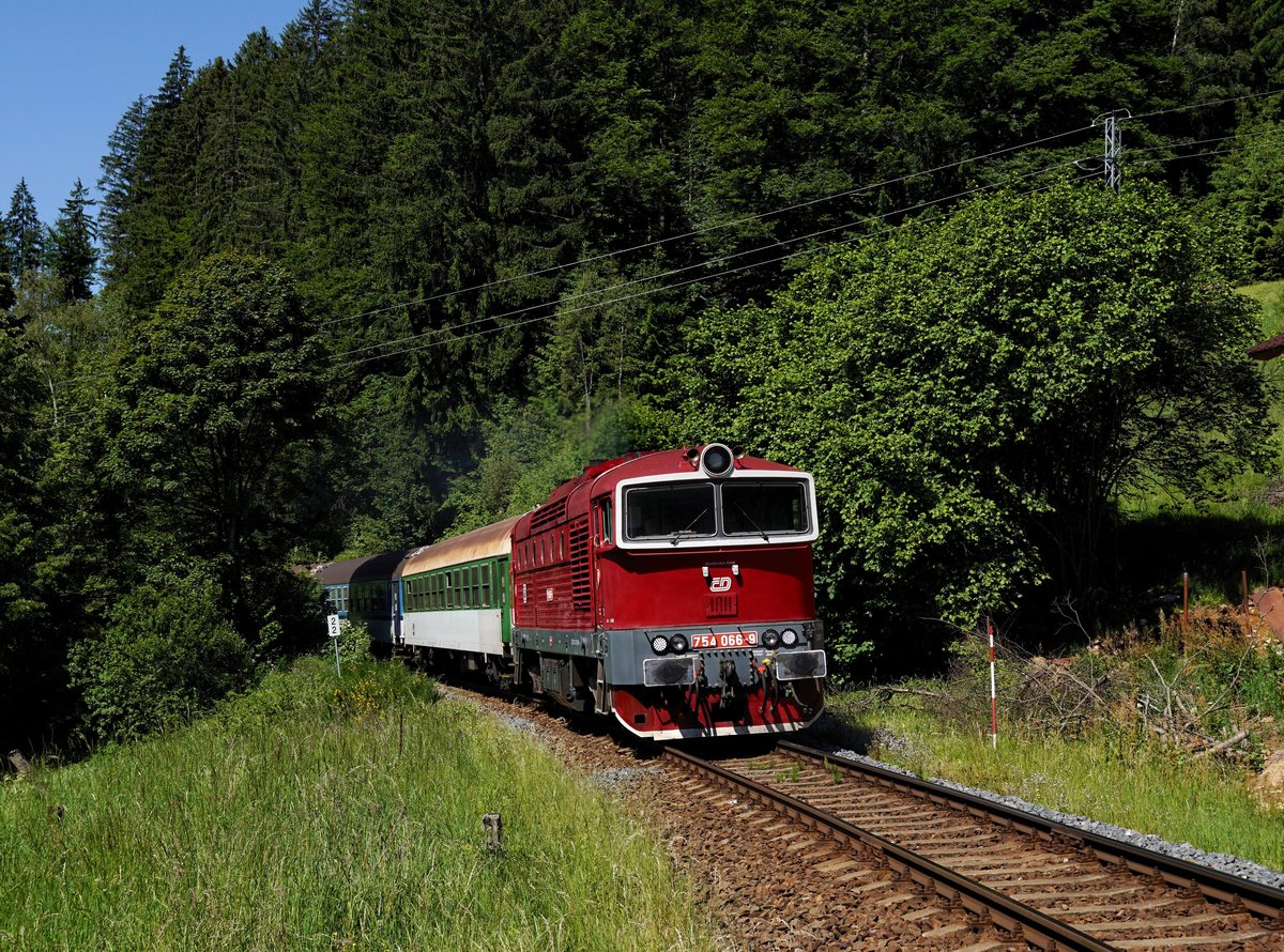 Die 754 066 mit einem Os nach Pilsen am 11.06.2017 unterwegs bei Böhmisch Eisenstein.