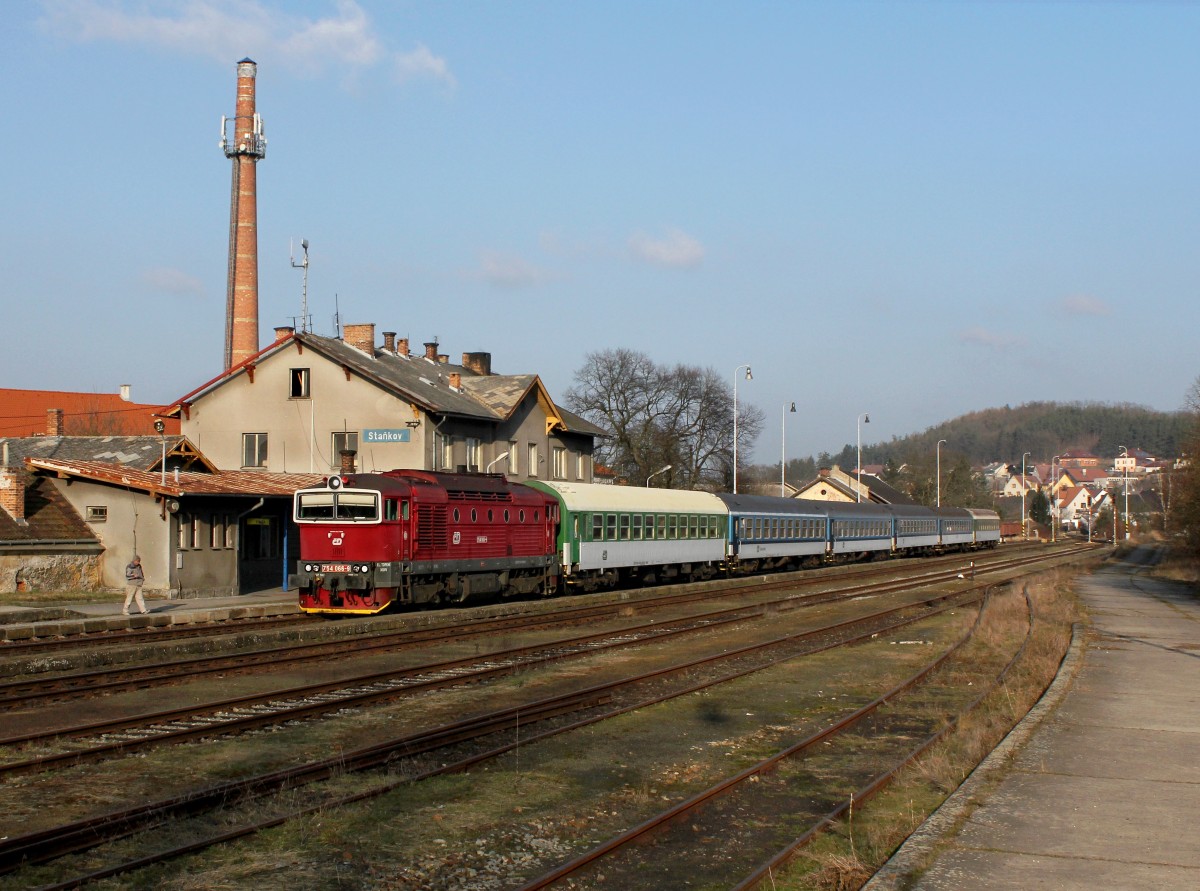 Die 754 066 mit einem Os nach Domažlice am 06.02.2015 bei der Einfahrt in Staňkov.