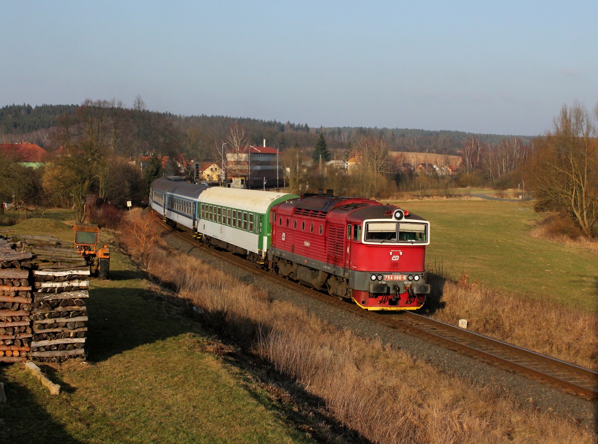 Die 754 066 mit einem Os nach Domažlice am 06.02.2015 unterwegs bei Blížejov.