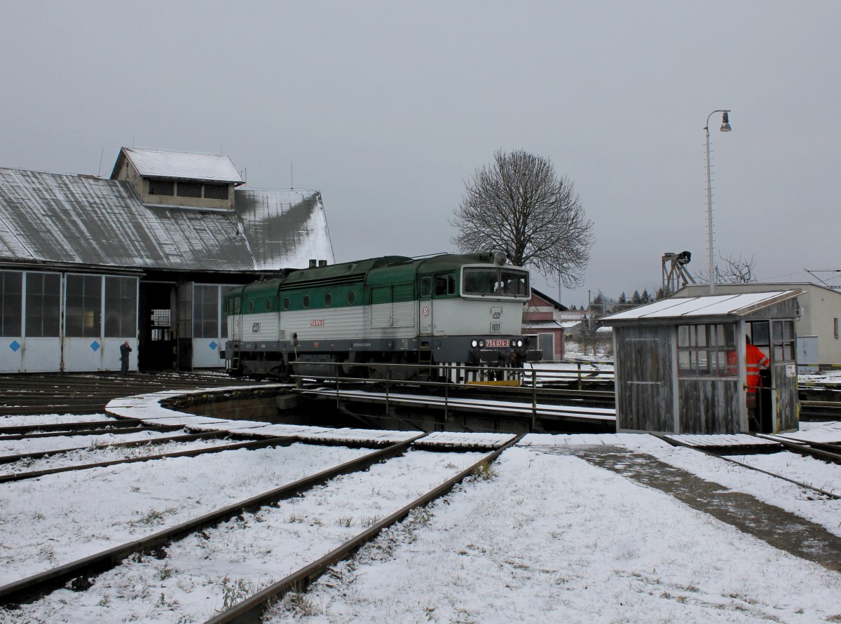 Die 754 074 auf der Drescheibe am 27.12.2014 im BW Klatovy.
