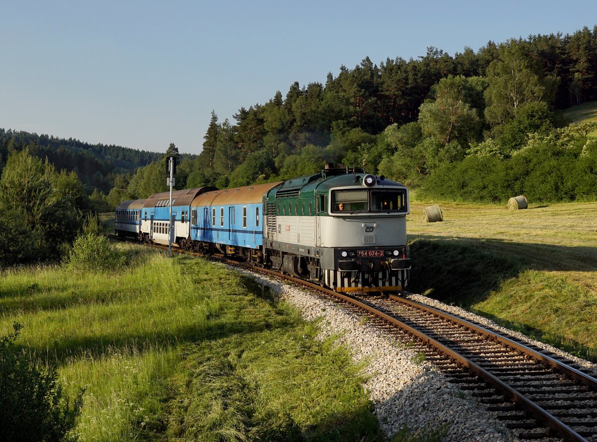 Die 754 074 mit einem Os nach Nové Údolí am 15.06.2017 unterwegs bei Šebanov.