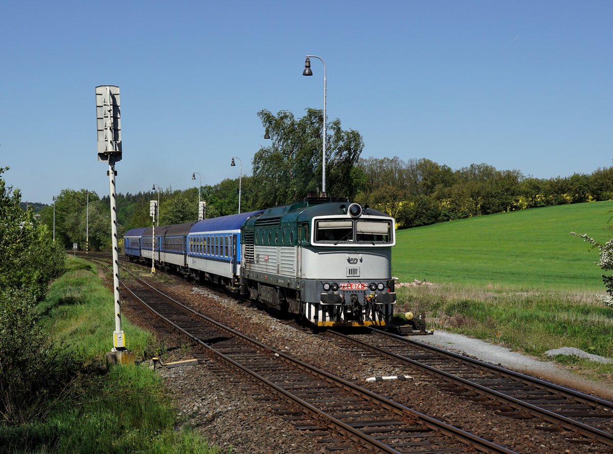 Die 754 074 mit einem Os nach Pilsen am 06.05.2018 bei der Ausfahrt aus Blížejov.