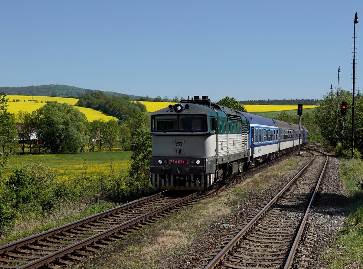 Die 754 074 mit einem Os nach Pilsen am  06.05.2018 unterwegs bei Milavče.