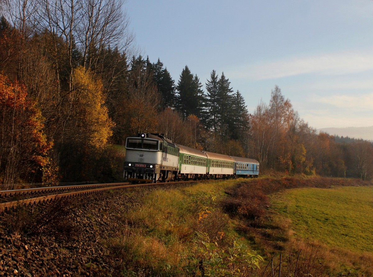 Die 754 074 mit einem Os nach Klatovy am 15.11.2014 unterwegs bei Zelená Lhota.