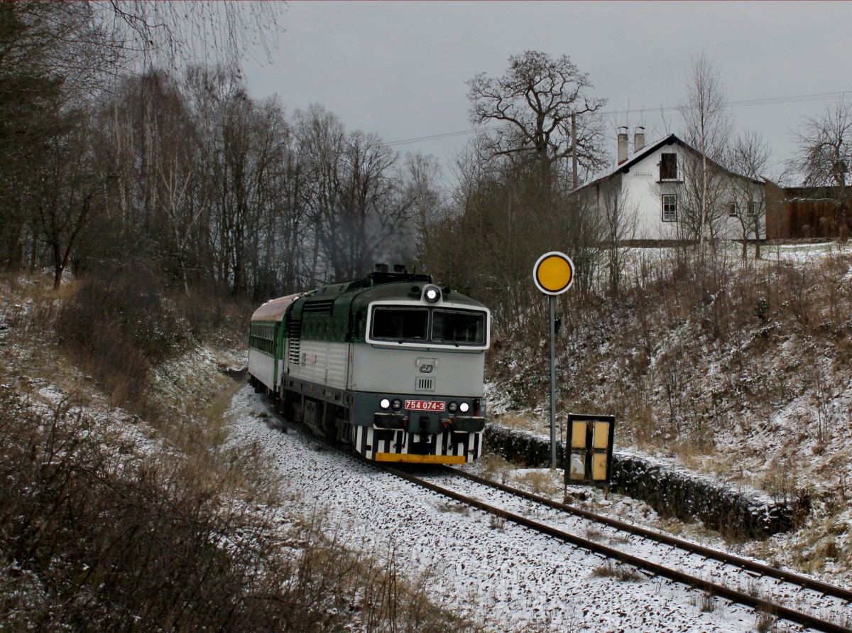 Die 754 074 mit einem Os nach Bayerisch Eisenstein am 27.12.2014 unterwegs bei Zelená Lhota.