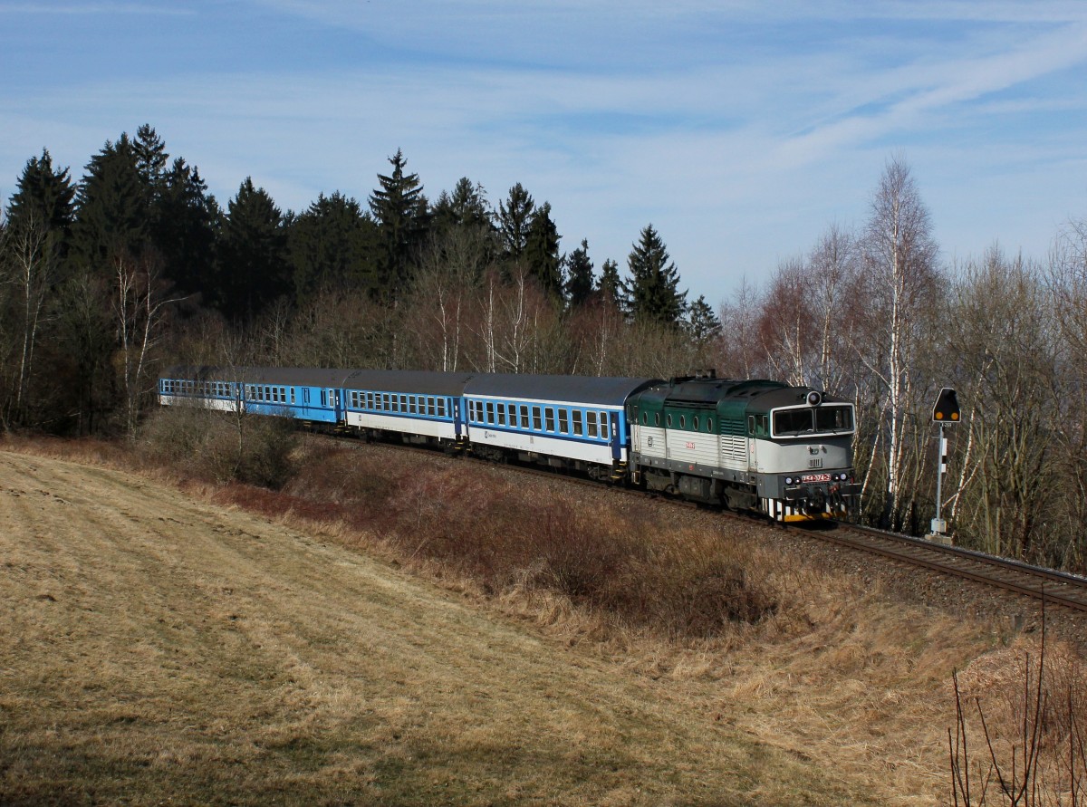 Die 754 074 mit einem Os nach Pilsen am 08.03.2015 unterwegs bei Dešenice.