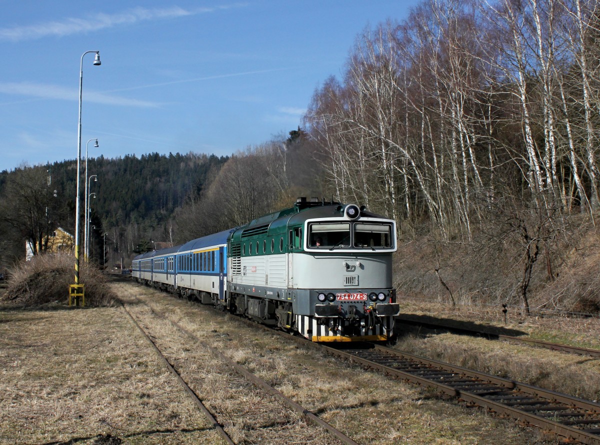 Die 754 074 mit einem Rx nach Bayerisch Eisenstein am 08.03.2015  bei der Ausfahrt aus Zelená Lhota.