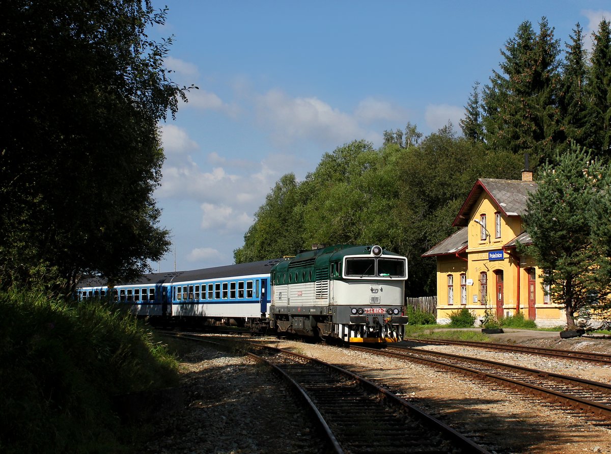 Die 754 074 mit einem Os nach České Budějovice am 14.08.2016 bei der Einfahrt in Polečnice.
