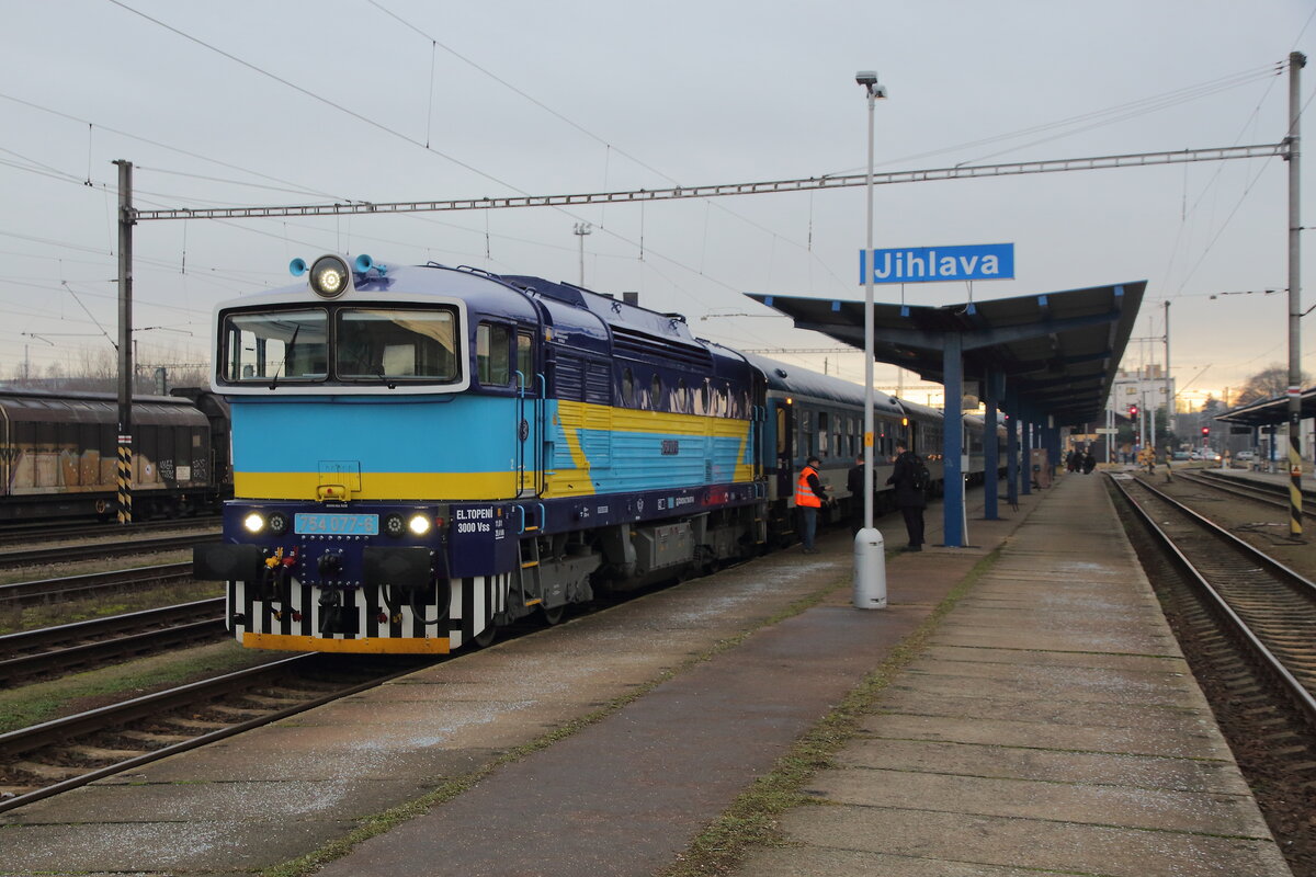 Die 754 077 wird vom R 662 in Jihlava abgekoppelt und eine Elok übernimmt den Zug, der weiter über Budweis nach Plzen fährt. Aufgenommen am späten Nachmittag des 28.12.2023
