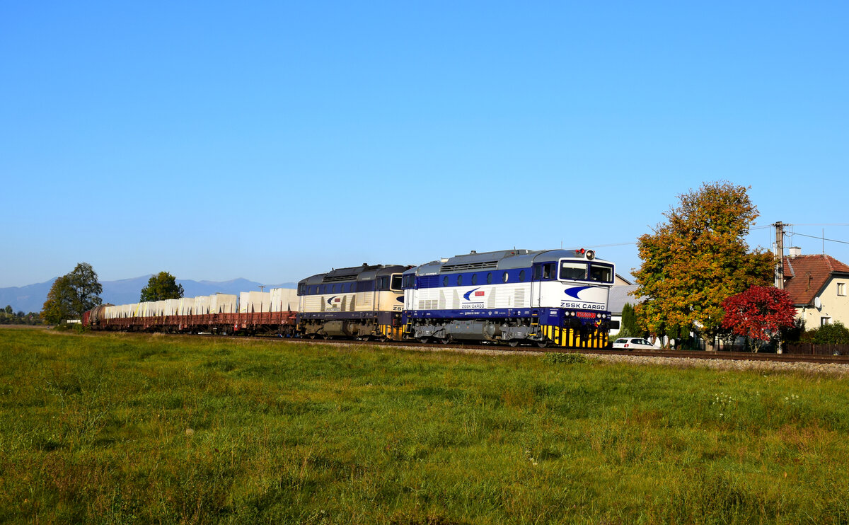 Die 756 009 + 756 008  mit einem gemischten Güterzug von Vrútky (Ruttek) nach Zvolen (Altsohl) bei der Durchfahrt in Jazernica. Grüsse an die Tfzf und die Mitfotographer!
09.10.2021.