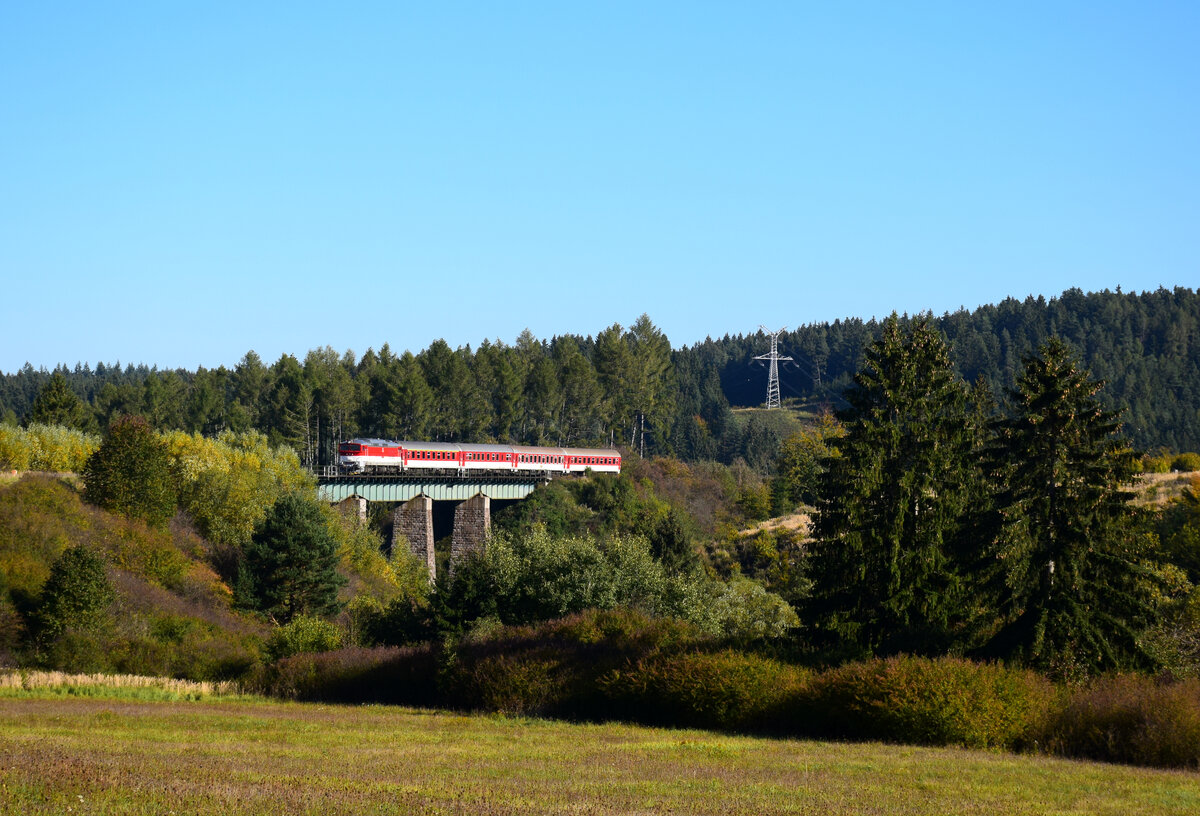 Die 757 011 mit dem Eilzug R344 bei der Querung über die Brücke in der Nähe der Haltestelle Horná Štubňa Obec (Ober-Stuben/Neu-Stuben).
09.10.2021.
