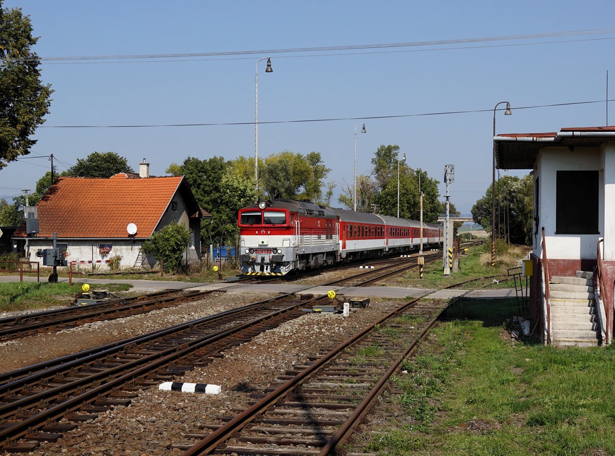 Die 757 014 mit einem R am 20.09.2018 bei der Durchfahrt in Príbovce-Rakovo.