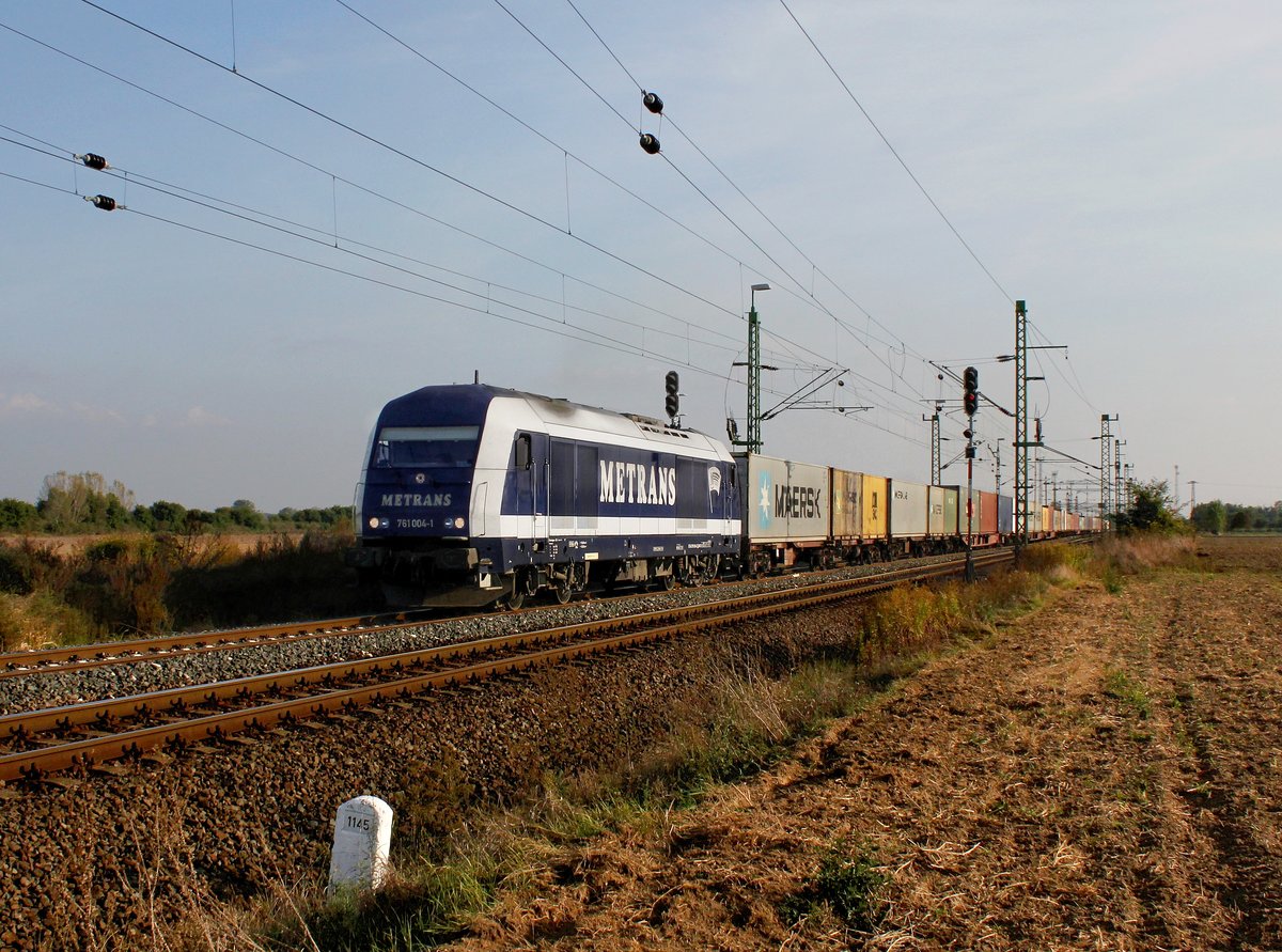 Die 761 004 mit einem Containerzug am 01.10.2016 unterwegs bei Boba.