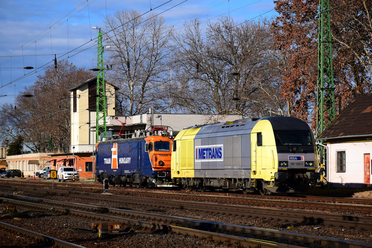 Die 761 102 von Metrans (ex. Dispolok 223 002/ER20 002) wartet in Komárom für die nächsten Einsatz. Die Lok ist die letzte ER20-er in gelb/silberne Lackierung aus der Dispolok Ära.
Komárom, 30.01.2021.