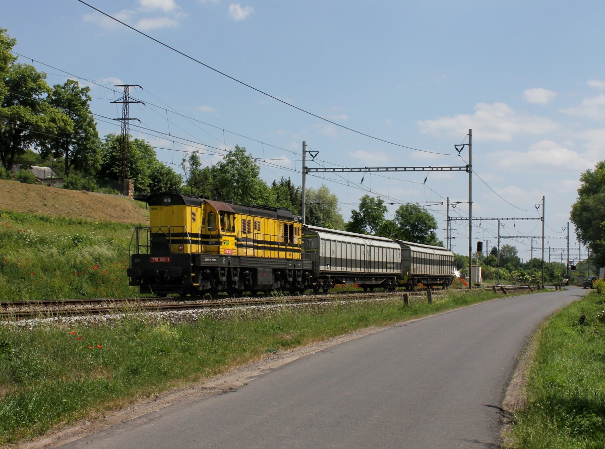 Die 770 541 mit einem Güterzug am 04.06.2015 unterwegs bei Křešice.