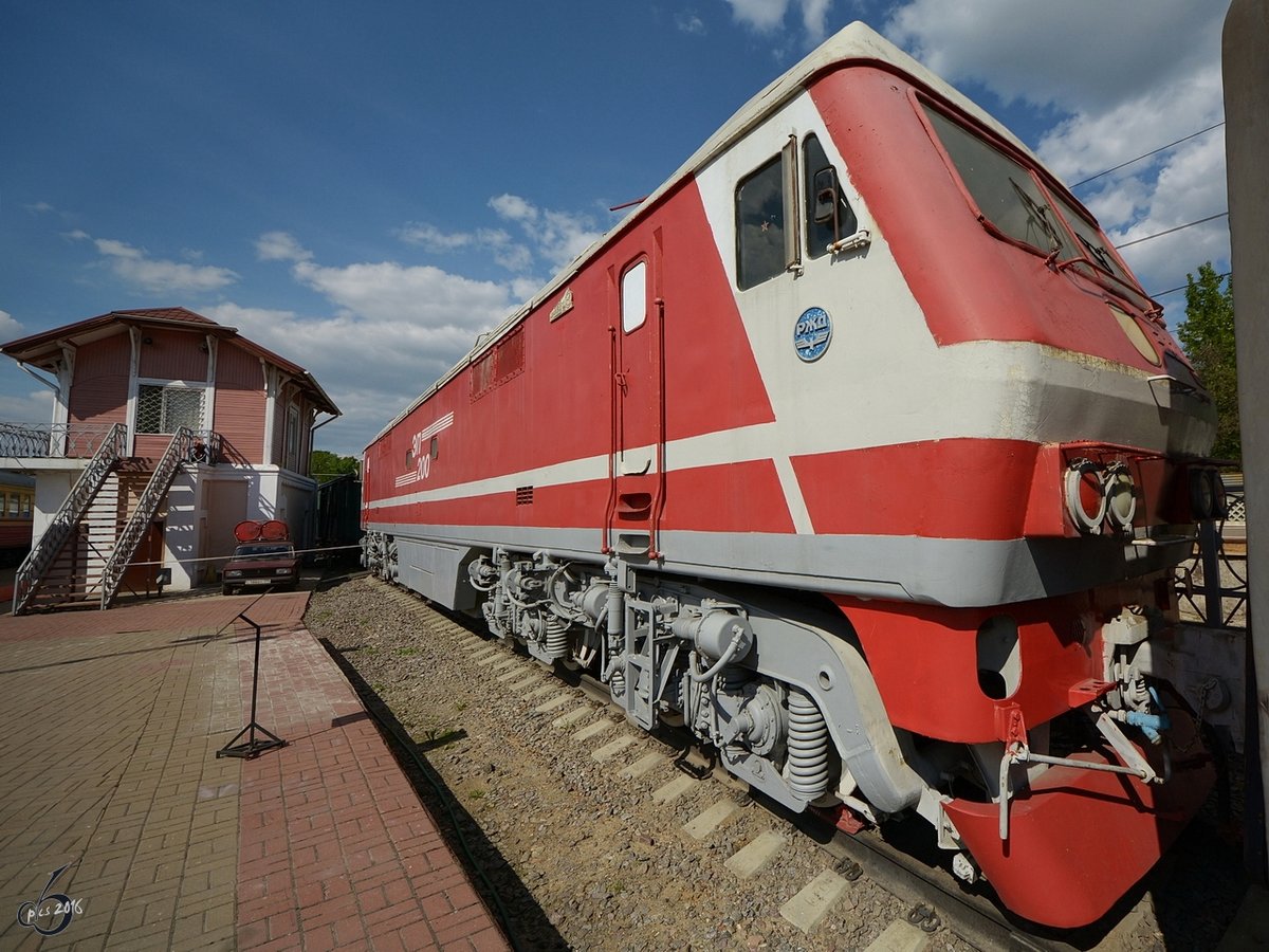 Die 8-achsige E-Lok ЭП200 im Museum am Rigaer Bahnhof in Moskau, interessant finde ich auch den mit zwei Ölfässern beladene Lada. (Mai 2016)