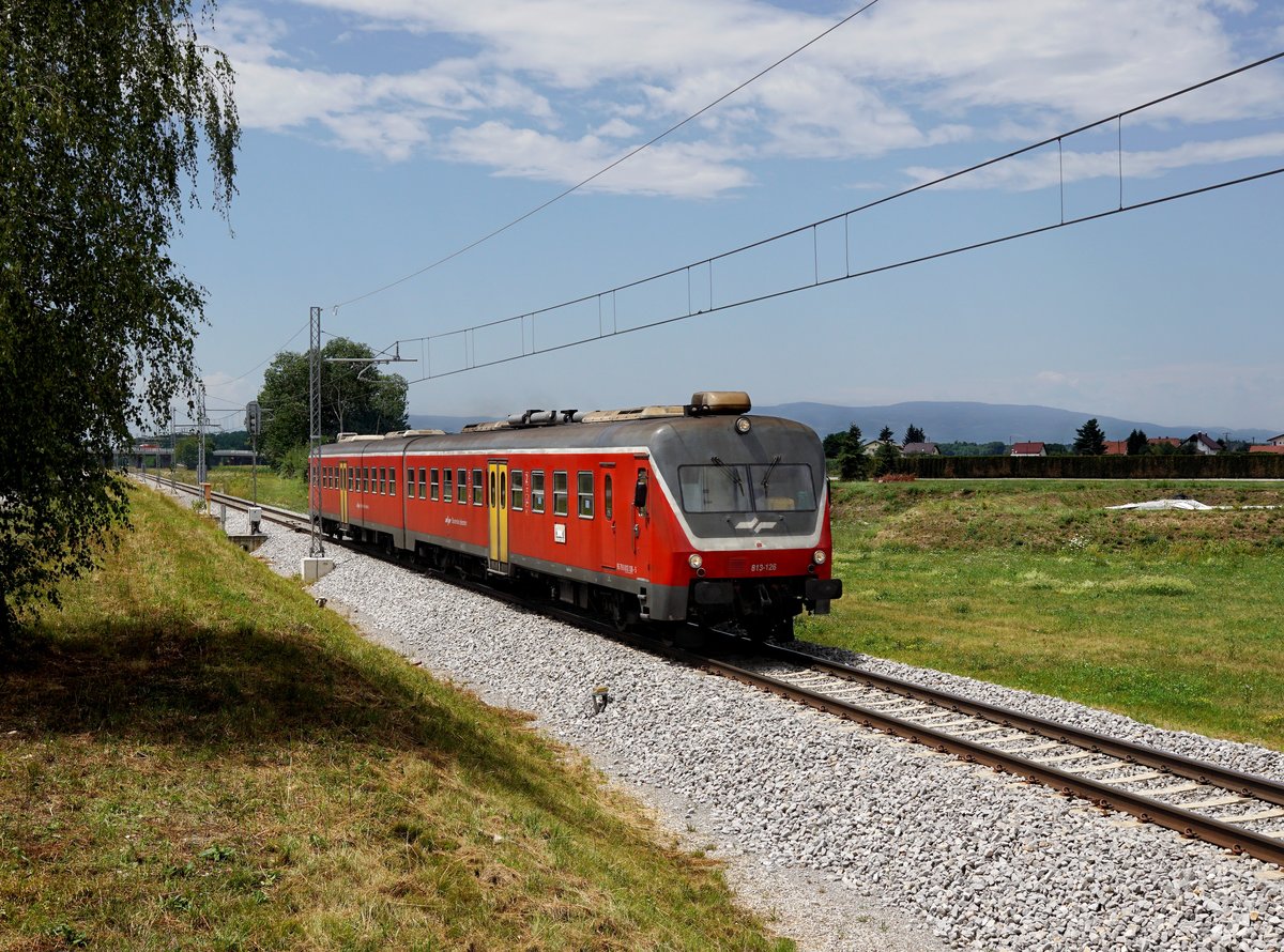 Die der 813 123 als Regionalzug nach Ormož am 08.07.2017 unterwegs bei Ptuj.