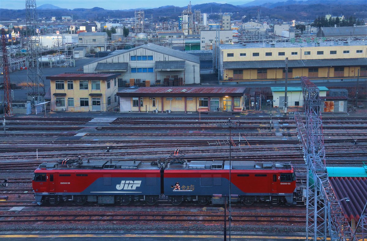 Die 82 Mehrstrom-Lokomotiven EH 500 für Gleichstrom 1500 V und Wechselstrom 20 kV/50 Hz und 20 kV/60 Hz sind ab 1997 gebaut worden. Sie verkehren vom Norden der japanischen Hauptinsel her bis in den mit Gleichstrom elektrifizierten Grossraum Tokyo herunter. Ebenfalls sind diese Loks zu finden im schweren Güterverkehr zwischen dem Norden der Insel Kyûshû bis in den Westen der japanischen Hauptinsel, unter der Meeresenge von Shimonoseki hindurch. Die Insel Kyûshû, sowie und der Norden Japans, sind mit Wechselstrom elektrifiziert, Kyûshû mit 60 Hz, Nordjapan mit 50 Hz. Bis März 2016 fuhren die EH 500 auch durch den langen Seikan-Meerestunnel hindurch bis auf die Nordinsel Hokkaidô hinauf. Bild: Lok EH 500-58 in Kôriyama, 23.März 2019.   