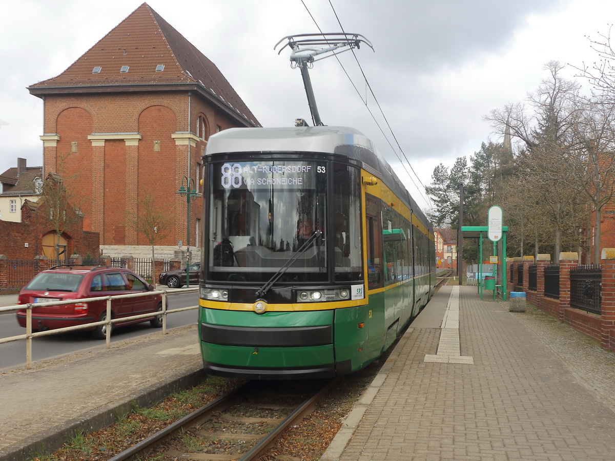 Die „Neueste“ in den Diensten der Schöneicher-Rüdersdorfer Straßenbahn GmbH ist der Wagen 53,  das erste Neubaufahrzeug für die SRS seit ca. 90 Jahren .
Hier auf der Linie 88 gen Alt-Rüdersdorf als Endhaltestelle, aufgenommen in Höhe des Rathaus Rüdersdorf am 07. April 2021.
