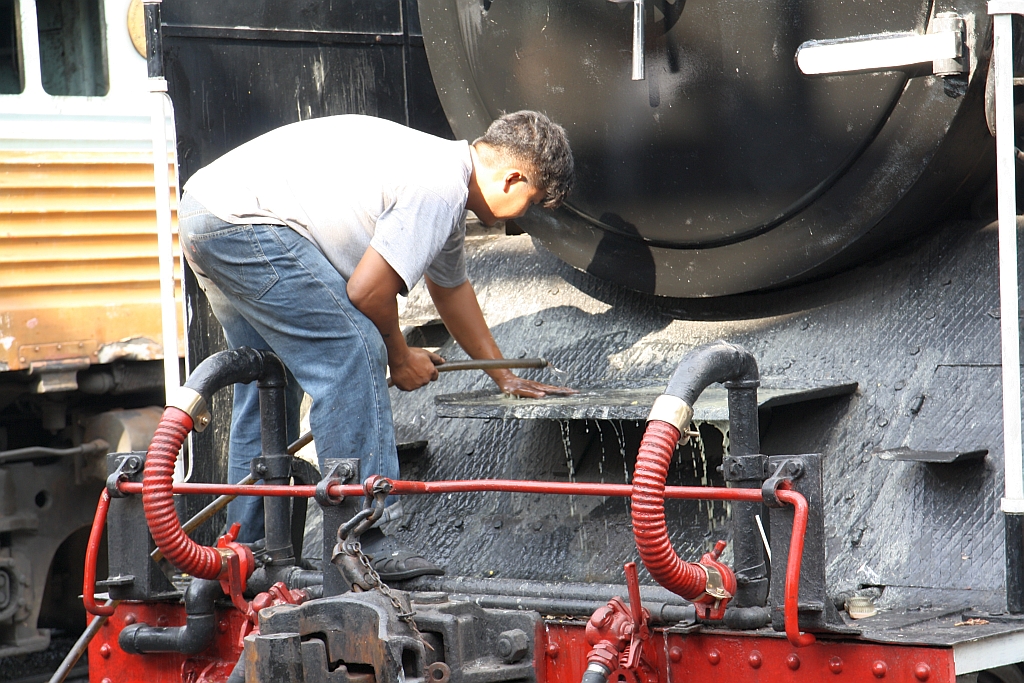 Die 824 (2'C1'h2, Nippon Sharyo (Japan), Bauj. 1949, Fab.Nr. 1525) wird am 25.März 2017 im Depot Thon Buri für den Sonderzug am nächsten Tag auf Hochglanz gebracht.