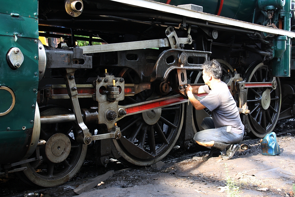 Die 824 (2'C1'h2, Nippon Sharyo (Japan), Bauj. 1949, Fab.Nr. 1525) wird am 25.März 2017 im Depot Thon Buri für den Sonderzug am nächsten Tag auf Hochglanz gebracht.