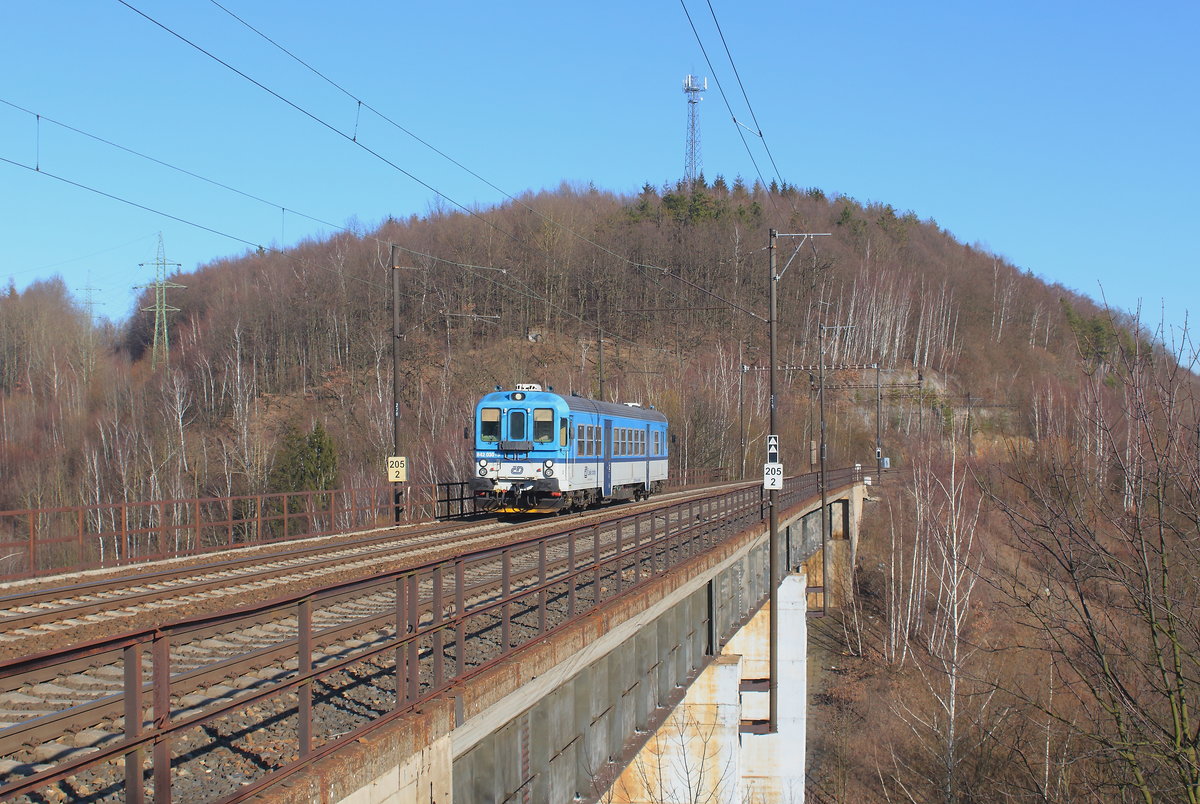 Die 842 030 als SP 1989 von Karlsbad nach Plzen kurz vor Sokolov. Aufgenommen am 18.02.2019