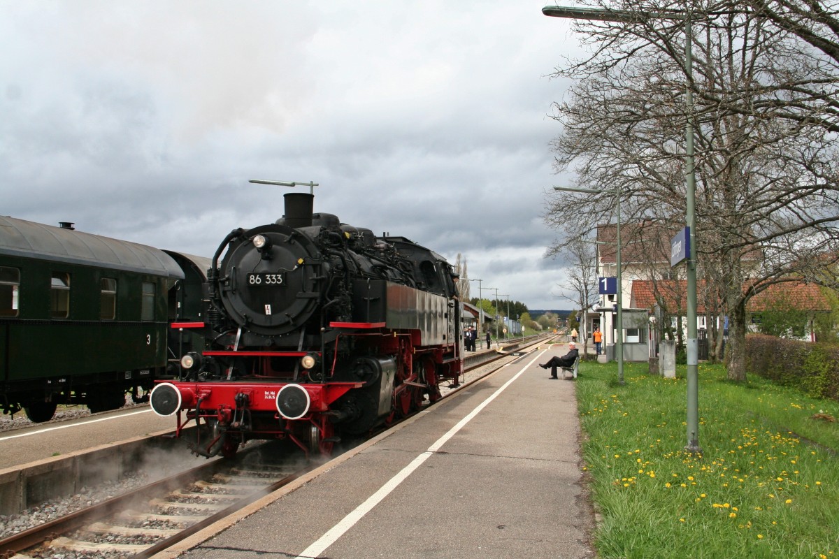 Die 86 333 der WTB, die heute im Besitz der PRESS ist, war am 02.05.15 zu gast in Löffingen.
Hier konnte sie beim Umsetzen auf Gleis 1 des noch mechanisch bedienten Bahnhofs aufgenommen werden. An diesem Tag wurde ein gecharterter Sonderzug von Seebrugg nach Löffingen und zurück befördert.
Auf Grund von technischen Problemen mit dem Funk und der Zugsicherung blieb dies auch der einzige Besuch der alten Dame mit einem Personenzug im Jahr 2015.