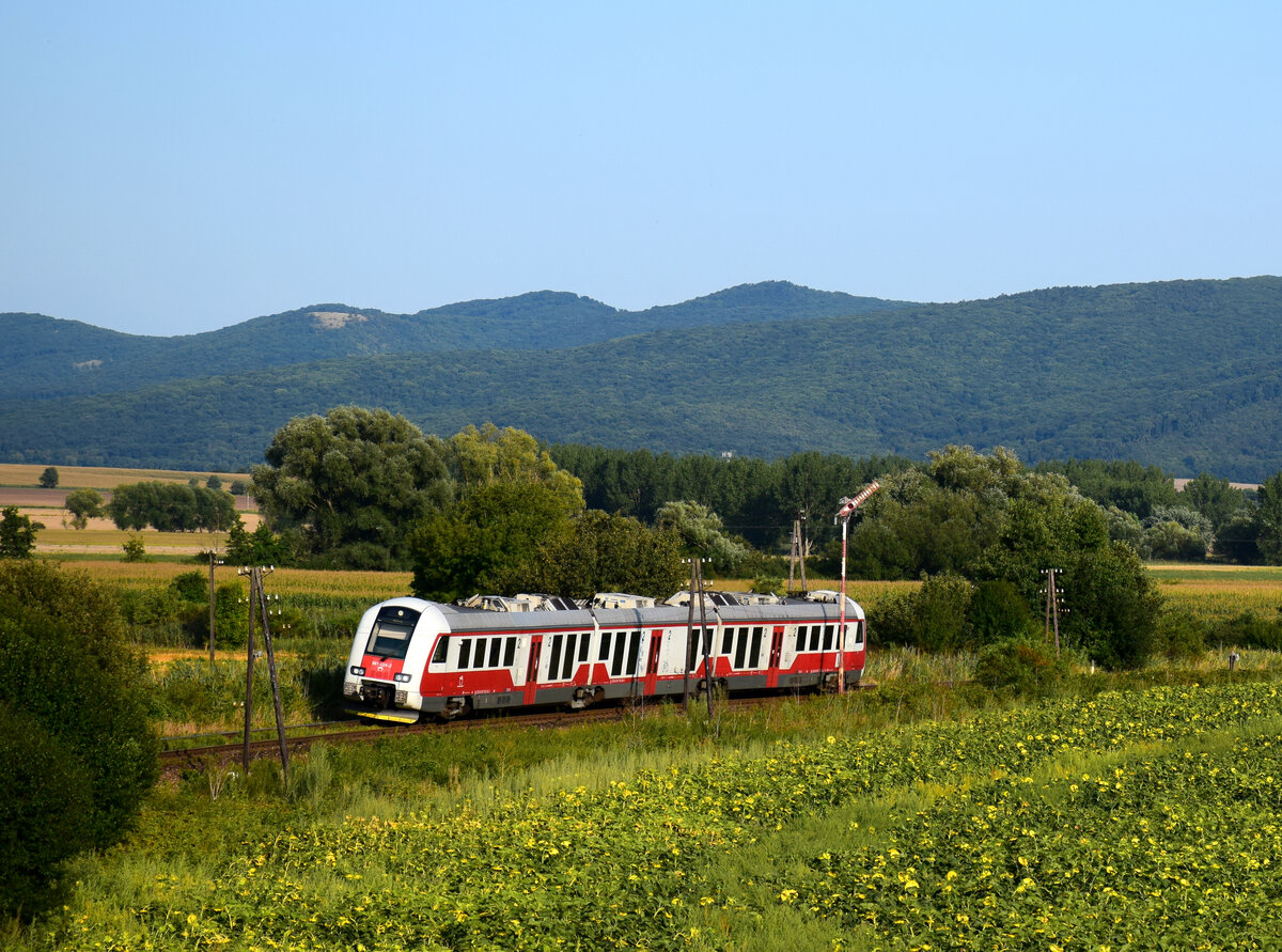 Die 861 024 bei der Ankunft in Zbehy. Es gibt noch ein Formsignal, das zeigt den Eingang.
21.08.2021.