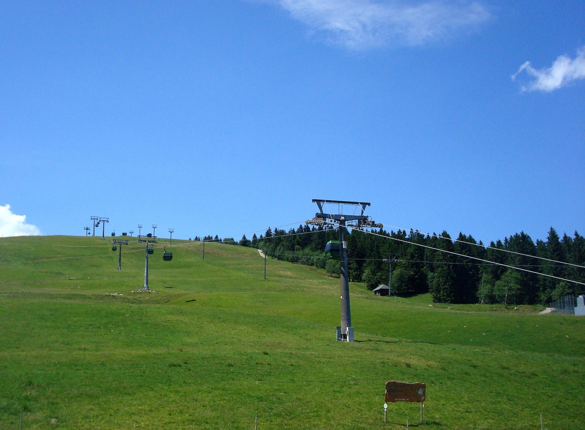 die 900m lange Kleinkabinenseilbahn auf den Feldberg im Schwarzwald wurde 1999 erbaut, Juli 2010