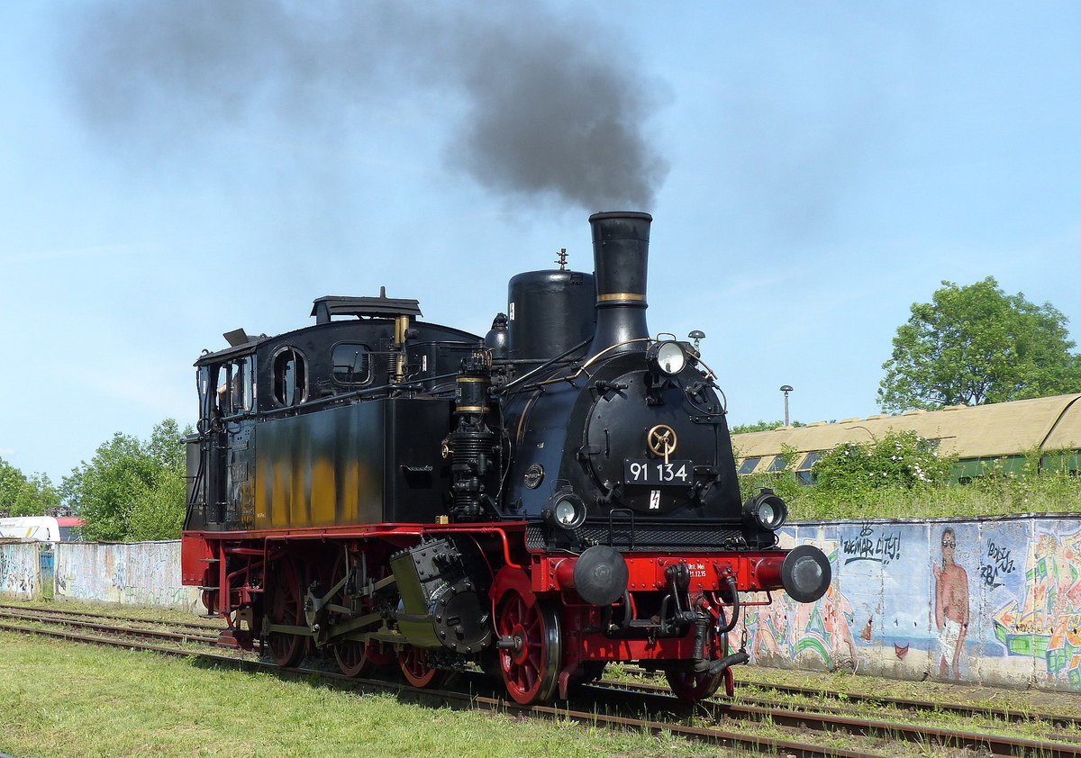 Die 91 134 der Mecklenburgischen Eisenbahnfreunde Schwerin e.V. war am 01.06.2019 für die Leipziger Dampf KulTour für Führerstandsmitfahrten beim Eisenbahnfest im Bw Weimar unterwegs.