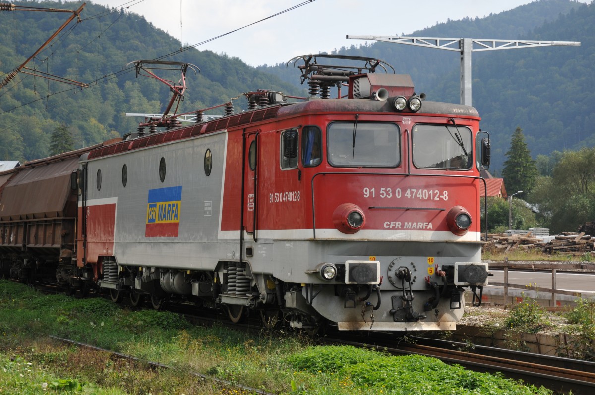 Die 91 53 0 474012-8 der Rumänischen CFR vor einem Güterzug am 09.09.2009 