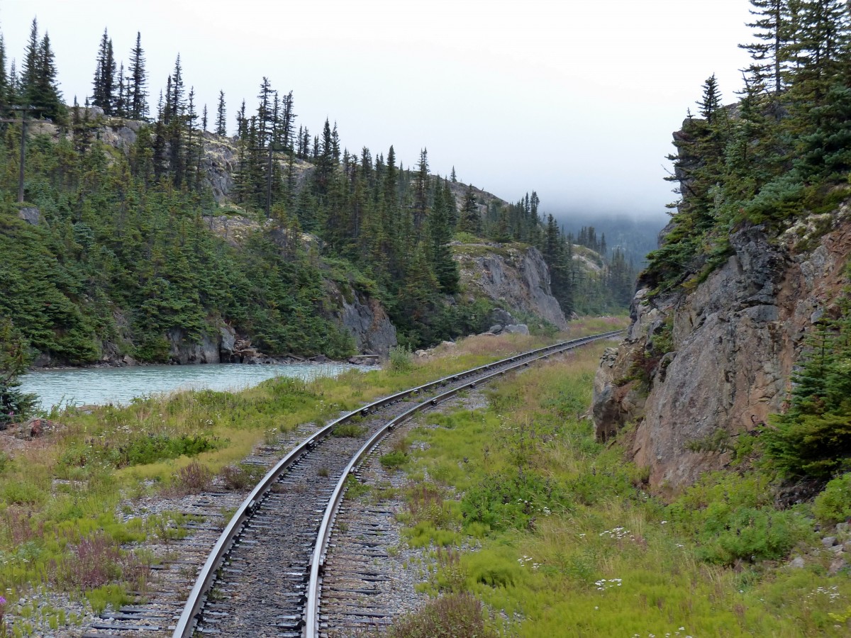 Die 914 mm Schmalspurstrecke der den White Pass am 16.08.2013. Das Bild wurde in etwa bei der Grenze zwischen USA und Kanada gemacht.