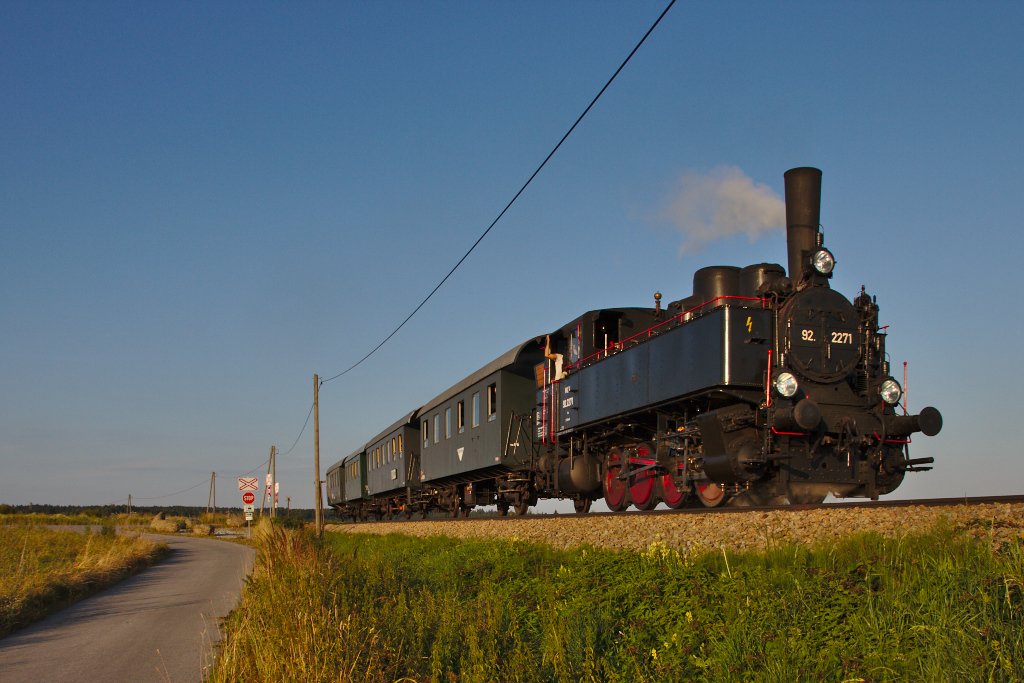 Die 92.2271 des Martinsberger Lokalbahnvereins kurz vor Gerotten. (15.08.2013)