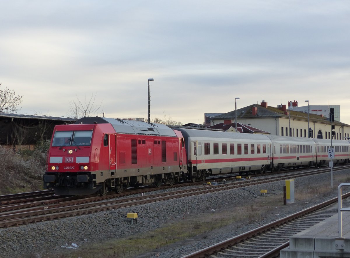 Die 9280 1245 027 D-DB TRAXX DE ME verlässt den Hauptbahnhof Gera mit dem IC 2150 Richtung Kassel am 31.1.2020