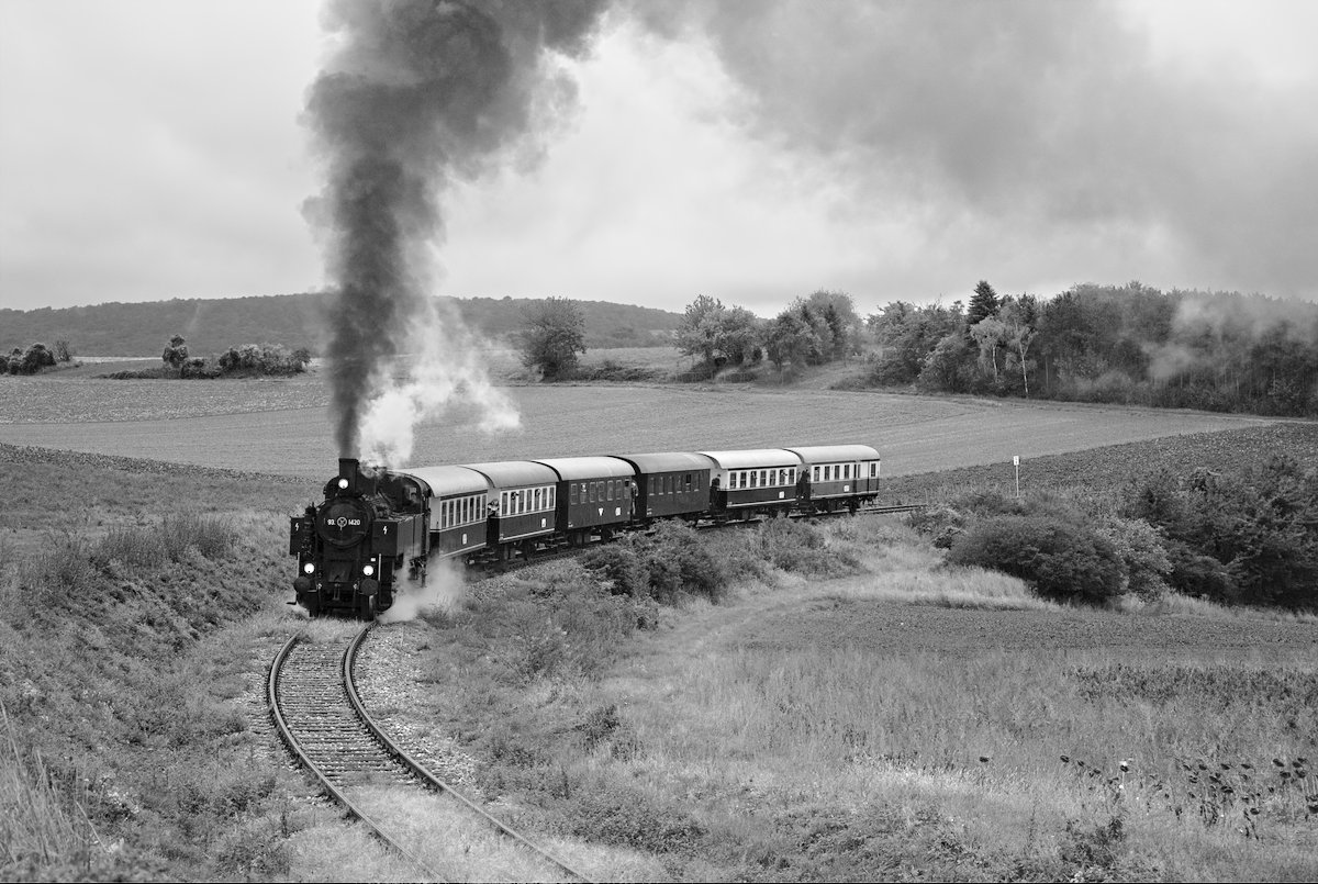 Die 93.1420 bringt gerade ihren Zug über den Mollmannsdorfer Berg nach Ernstbrunn. (16.09.2017)