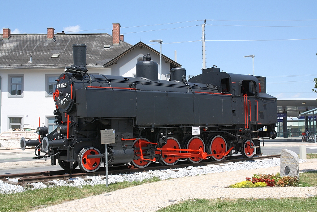 Die 93.1422 steht nun vor dem Bf. Absdorf-Hippersdorf als Denkmal herum. Bild vom  24.Juni 2017.