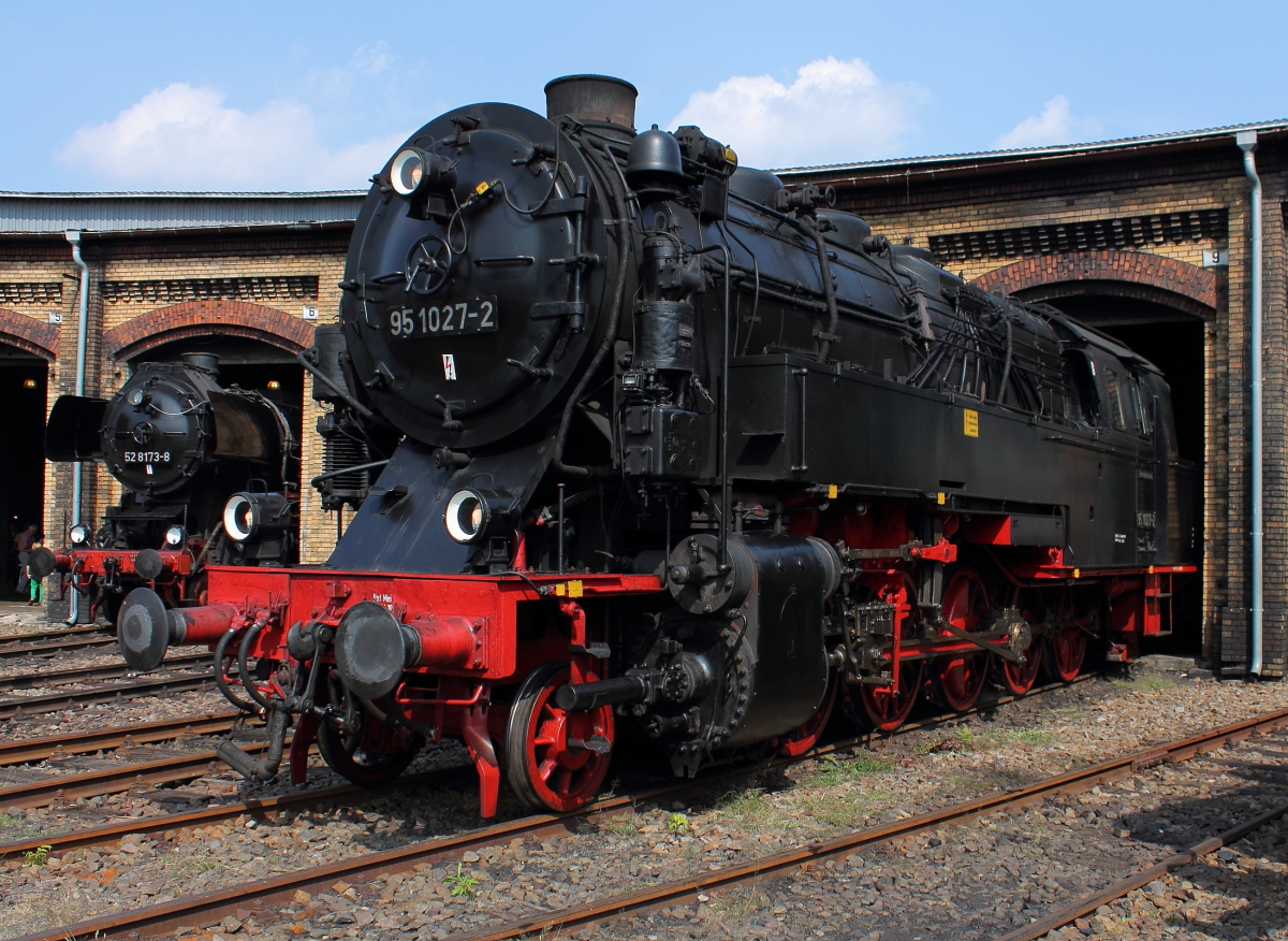 Die 95 1027-2 des Bw Arnstadt/hist. zu Gast beim 10. Berliner Eisenbahnfest im Bw Berlin Schneweide am 31.08.2013. 

Baujahr: 1923
Hersteller: Lokomotivfabrik Hanomag/Hannover
Fabriknummer: 10185 