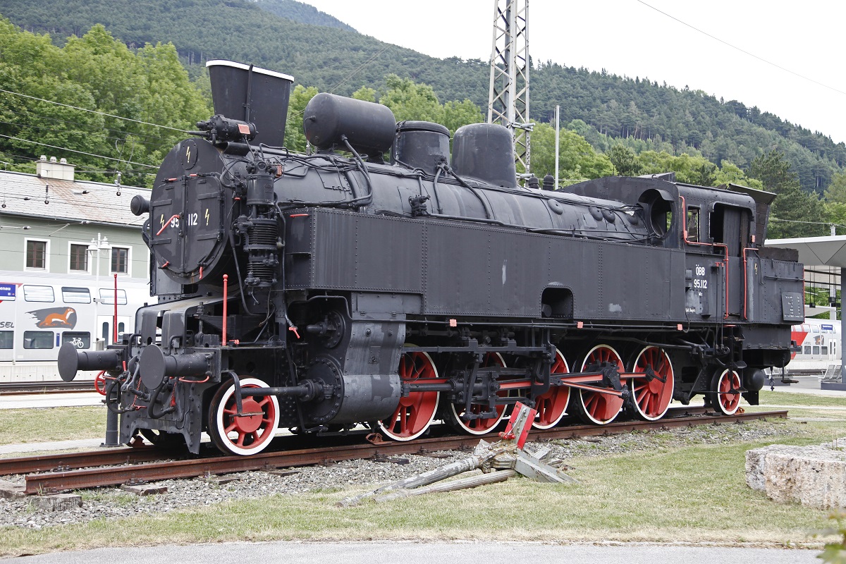 Die 95.112 steht vor dem Bahnhof Payerbach - Reichenau als Denkmal. Sie soll an die Zeit des Dampfbetriebes an der Semmeringstrecke erinnern. Das Bild entstand am 19.Juni.2014.