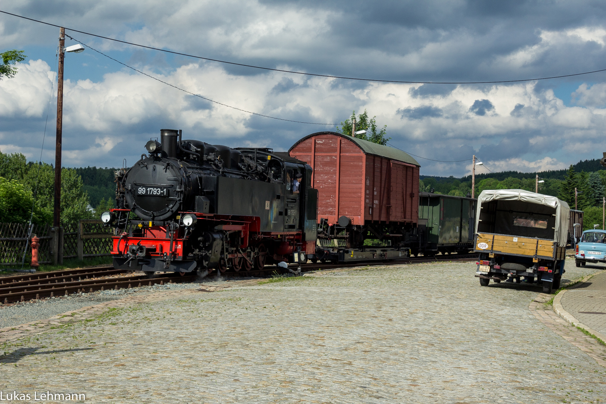 Die 99 1739 sieht man nicht alle Tage in der Rollwagengruppe von Cranzahl, 20.06.2016